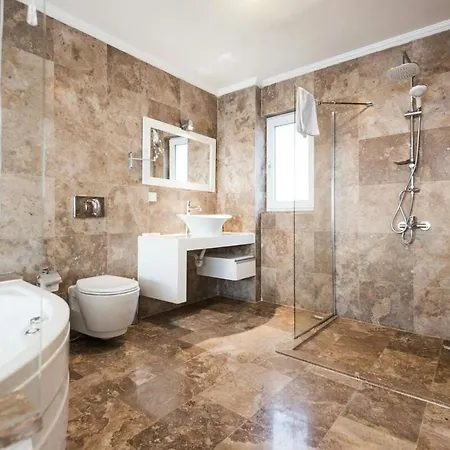 Villa Luxury 5 Bedroom In Great Sea Views *